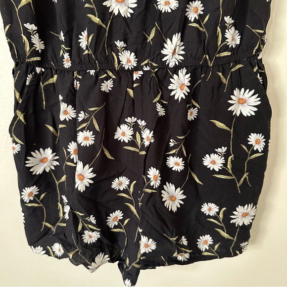 | f21 • daisy days sleeveless romper | - Picture 13 of 14